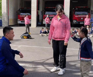 Thấy anh lính cứu hoả quá đẹp trai, cô bé liền đến bắt chuyện, tưởng kết duyên ai dè tốt bụng mai mối giúp cô giáo 'thoát ế'