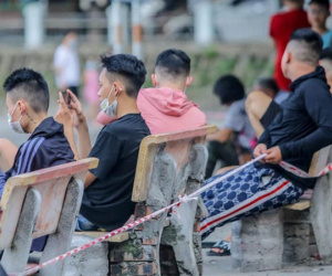 Người dân thản nhiên tập thể dục, câu cá, không đeo khẩu trang ở hồ Hoàng Cầu