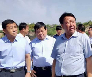 Quan tham TQ dung túng vợ làm càn: Ngang ngược hất nước vào mặt mẹ chồng, cả gan dùng tiền 'chọi' cảnh sát