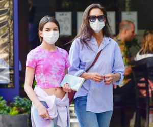 Suri Cruise ở tuổi 15 gây chú ý khi thừa hưởng đôi chân dài của mẹ Katie Holmes, gương mặt đẹp như tạc tượng của bố Tom Cruise