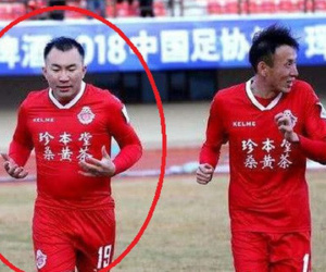Nỗi hổ thẹn của bóng đá Trung Quốc: Chủ tịch CLB vác 'bụng bia' vào sân thi đấu với ĐTQG