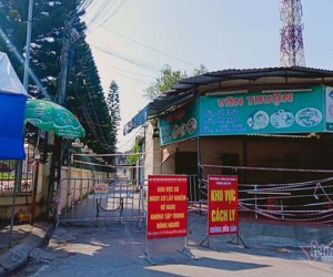 Bà bán rượu lẻn theo xe rác vào khu phong tỏa thu nợ ở Hải Dương