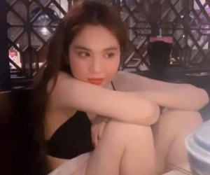 Cùng ê-kíp đi ăn ở nhà hàng sang trọng, Ngọc Trinh vẫn ngồi 'chồm hổm' trông thật sầu đời