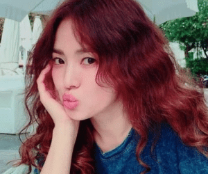 Song Hye Kyo bao năm chỉ để tóc đen và nâu, nhìn ảnh tóc đỏ của cô sẽ hiểu ngay lý do