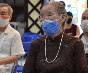 Xúc động khoảnh khắc cụ bà 96 tuổi cùng 4 thế hệ con cháu đi bỏ phiếu bầu cử ở Hà Nội