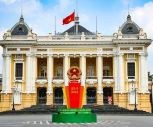 Bắc Bộ duy trì nắng nóng, Nam Bộ trời mưa giông