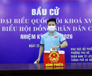 Cận cảnh các tuyển thủ bóng đá Việt Nam vui tươi bỏ phiếu bầu cử