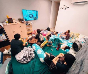 Dân mạng đua nhau chia sẻ ảnh 'lót dép' hóng bà Phương Hằng livestream như xem phim dài tập