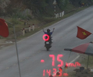 Xử phạt nam thanh niên buông cả 2 tay phóng xe máy 75 km/h trên quốc lộ