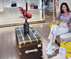 Nàng WAG giàu sụ khoe được cưng như trứng, gần 30 tuổi nhưng mẹ vẫn phải đi mua quần áo cho