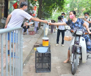 Cận cảnh phiên chợ chống dịch Covid-19 ở Hà Nội: Người dân bỏ tiền vào xô, nhận đồ ở chậu