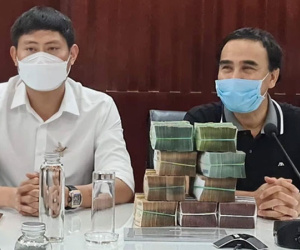 Quyền Linh ghi điểm tuyệt đối khi công khai trao 2 tỷ kèm hình ảnh 9 cọc tiền mặt ủng hộ chống dịch Covid-19 giữa drama từ thiện