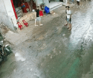 Hàn điện gần bình xăng, người đàn ông gây họa khiến cả xóm chạy toán loạn