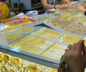 Giá vàng hôm nay 26-5: Tăng mạnh, USD bị bán tháo