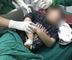 Bắt chước ảo thuật gia, bé trai 8 tuổi nuốt đồng xu rồi mắc nghẹn nguy kịch