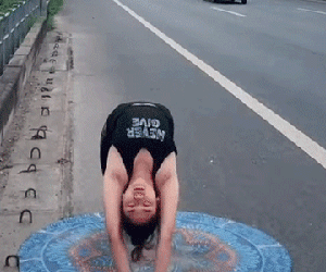 Trải thảm trên cao tốc tập yoga rồi quay clip, cô gái bị dân mạng chỉ trích không ngừng