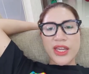 Trang Khàn bỗng dưng livestream giải trình tiền từ thiện 132 triệu nằm yên trong tài khoản của mình sau 1 năm mới gửi đi vì dịch: 'Mọi người khui thì tôi bảo là 132 triệu không xây được trường!'