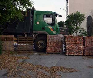 Ảnh: Dàn xe ben trọng tải lớn, chồng gạch, đặt ống cống để chốt chặn nhiều điểm cách ly ở Bắc Ninh