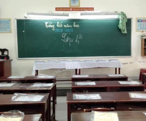 Tối muộn, cô giáo đợi phụ huynh tới nhận giấy khen tổng kết năm của học sinh: 1 bức ảnh nói lên nhiều xúc cảm