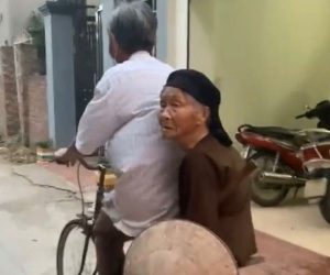 Xúc động hình ảnh 2 ông bà gần 80 tuổi vẫn đèo nhau ra đồng làm ruộng
