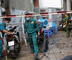 Ảnh: Phong tỏa nơi sinh hoạt và nhiều khu vực liên quan 13 ca dương tính của giáo phái Phục Hưng ở quận Gò Vấp