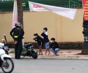 Cảnh sát cơ động phạt học sinh chở 3... 'thụt dầu'