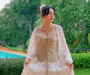 Dân tình bận hóng drama còn gái đẹp đang lo làm 'nàng thơ' cho chồng đại gia chụp ảnh rồi