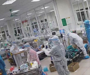 Xúc động hình ảnh các bác sĩ ép tim liên tục để cấp cứu, giành giật sự sống cho bệnh nhân COVID-19 bị ngưng tuần hoàn