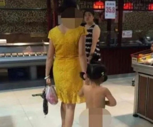 Bé gái khỏa thân đi siêu thị khiến dân tình phẫn nộ nhưng người mẹ vẫn tỉnh bơ: Giáo dục giới tính cho trẻ nên bắt đầu từ khi nào?