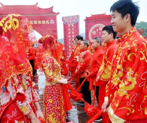 Đang xem livestream thì tá hỏa phát hiện vợ mình cưới người khác: 19 đàn ông Trung Quốc bị lừa lấy chung vợ
