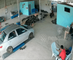 Video: Đang ngồi chơi liên quân trong nhà thì bị lốp xe đè suýt chết