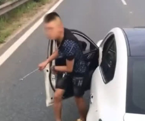 Tài xế dừng xế hộp trên làn đường xe chạy 100 km/giờ để giải quyết va chạm giao thông