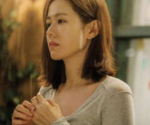 Mẹ đẻ đến thăm con gái đi lấy chồng, bà vừa chỉ vào vết lạ trên sàn tôi liền bật khóc