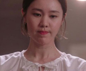 Nhờ tôi hiến máu mà mẹ chồng thoát khỏi cửa tử, ngày bà xuất viện tôi hóa đá khi nhìn thấy cuốn sổ đỏ trên tay chị dâu