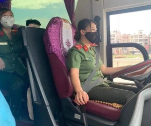 Nữ chiến sĩ CAND lái xe đưa đoàn y, bác sĩ đến tâm dịch Bắc Giang: Hình ảnh khiến phái mạnh nể phục