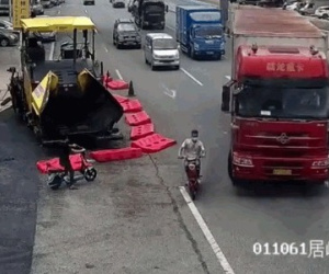 Video: Phản xạ cực nhanh, nam thanh niên thoát nạn dưới bánh xe tải