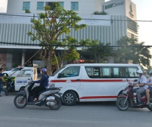 Hà Nội: Phong toả tạm thời tổ hợp TTTM, khách sạn ở quận Tây Hồ, lực lượng y tế mặc áo bảo hộ đưa người đi cách ly