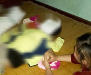 Đi làm về, bố mẹ đau đớn phát hiện 2 con nhỏ tử vong dưới ao mới đào