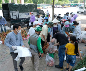 Ảnh: Người Hà Nội đội nắng, đổ xô đi mua ủng hộ vải Bắc Giang