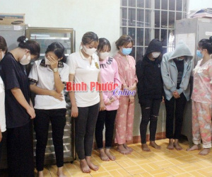 10 cô gái lao vào đánh nhau do 2 trong số này cùng yêu một chàng trai