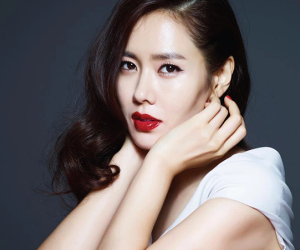 Son Ye Jin trẻ xinh là thế nhưng cứ đánh son đỏ là bị dìm thậm tệ, tự cộng cho nhan sắc thêm 5 tuổi