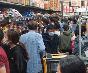 TP.HCM trước giờ giãn cách: Siêu thị đông nghẹt vì dân đổ xô mua hàng