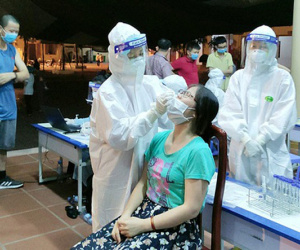 Bạn của mẹ sang chơi 30 phút, con 2 tuổi dương tính với SARS-CoV-2 sau 5 ngày