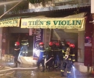 TP.HCM: Căn nhà bốc cháy dữ dội lúc rạng sáng, 3 người lớn và 1 trẻ em mắc kẹt được giải cứu kịp thời