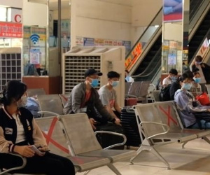 Video: Nhiều tỉnh ngừng xe đến TP.HCM, khách ở BX Miền Đông tăng đột biến