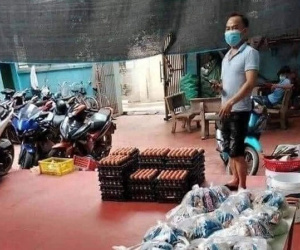 Ông chú bày la liệt gạo, trứng trước cửa dãy trọ ở Bắc Giang, lý do khiến chúng ta ngả mũ khâm phục