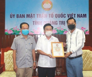 Đại diện NS Hoài Linh trao 1 tỷ đồng ủng hộ người dân vùng lũ Quảng Trị, hé lộ kế hoạch cứu trợ miền Trung giữa lùm xùm