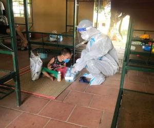 Tết Thiếu nhi đặc biệt của 'em bé dũng cảm nhất tâm dịch': Ngoan ngoãn vui chơi nhưng khoảnh khắc nhận quà lại khiến ai nấy đau lòng