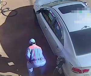 Phẫn nộ với tài xế lái ô tô vứt tiền xuống đất để trả nhân viên trạm xăng: 'Có tiền mua xe mà không mua nổi ý thức!'