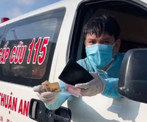 Clip 'mua bánh mì' thương nhất hôm nay: Thấy xe cấp cứu chạy thẳng vô quán, bà chủ giật mình nhưng liền có hành động ấm lòng sau đó
